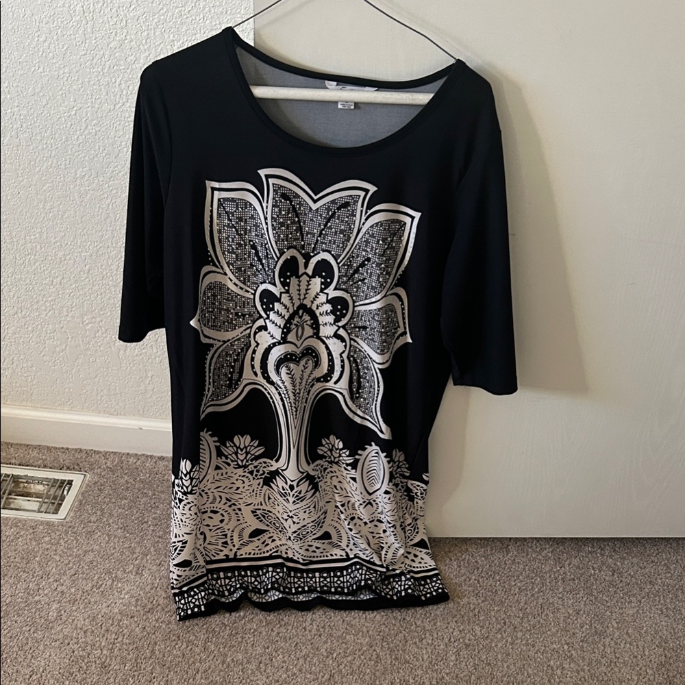 Chic Black and White Floral Women's Tee